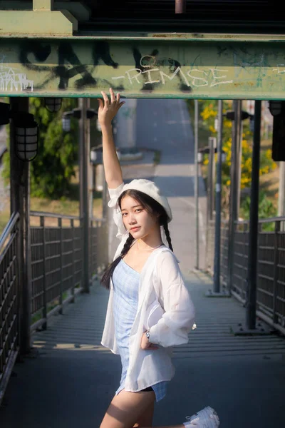 Asia thai teen blue dress güzel kız gülümse ve rahatla