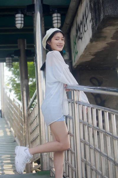 Asia thai teen blue dress güzel kız gülümse ve rahatla