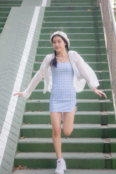 Asia thai teen blue dress güzel kız gülümse ve rahatla