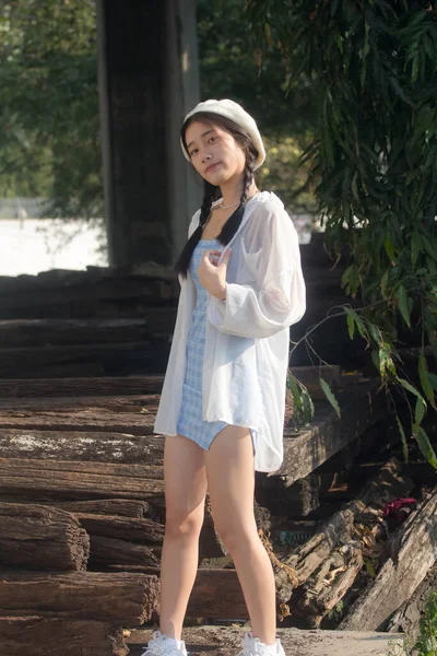 Asia Thai Teen Blue Dress Güzel Kız Gülümse Rahatla — Stok fotoğraf