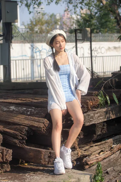 Ásia Tailandês Adolescente Azul Vestido Bonito Menina Sorriso Relaxar — Fotografia de Stock