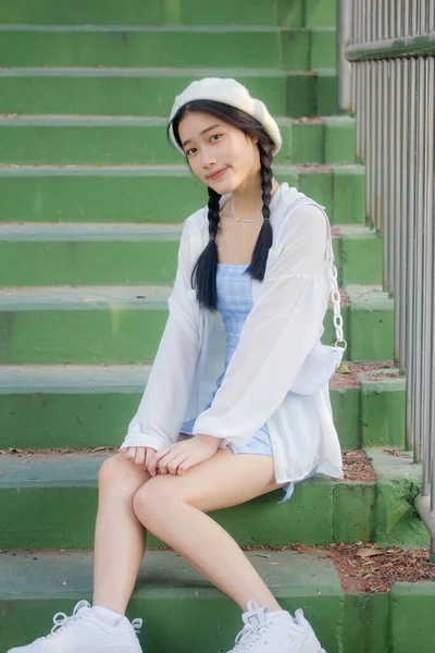 Ασία Thai Έφηβος Μπλε Φόρεμα Όμορφο Κορίτσι Χαμόγελο Και Χαλαρώσετε — Φωτογραφία Αρχείου