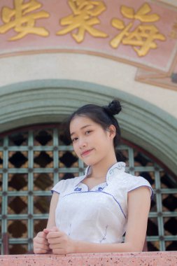 Asya thai yeniyetme beyaz elbiseli güzel kız gülümse ve rahatla