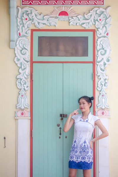 Asia Thai Teen Bílé Šaty Krásná Dívka Úsměv Relaxovat — Stock fotografie