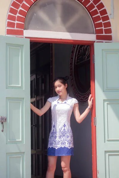 Asya Thai Yeniyetme Beyaz Elbiseli Güzel Kız Gülümse Rahatla — Stok fotoğraf