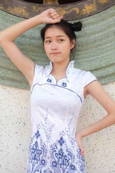 Ázsiai Thai Tini Fehér Ruha Gyönyörű Lány Mosoly Pihenés — Stock Fotó
