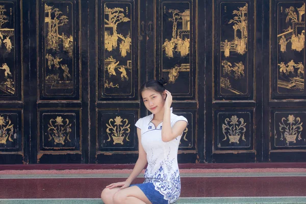 亚洲少年白衣美女笑着放轻松 — 图库照片