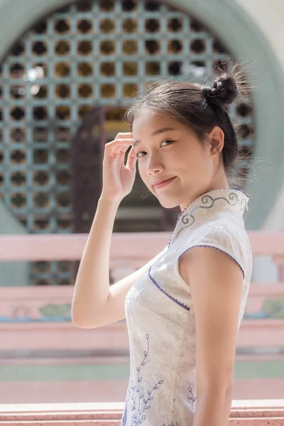 Asiático Tailandés Adolescente Blanco Vestido Hermosa Chica Sonrisa Relajarse — Foto de Stock