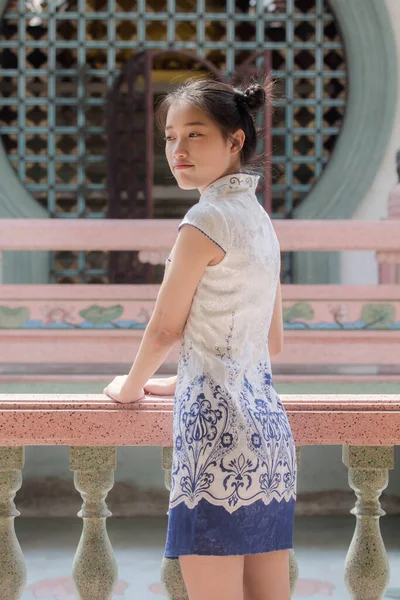 Azjatyckie Tajski Nastolatek Biały Sukienka Piękny Dziewczyna Uśmiech Relaks — Zdjęcie stockowe