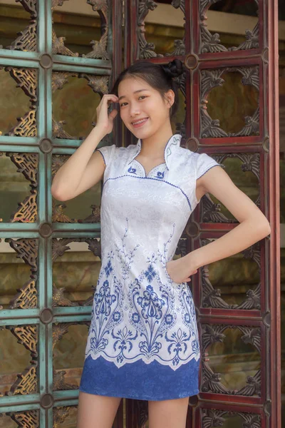아시아 화이트 드레스아름다운 소녀가 웃으며 긴장을 — 스톡 사진