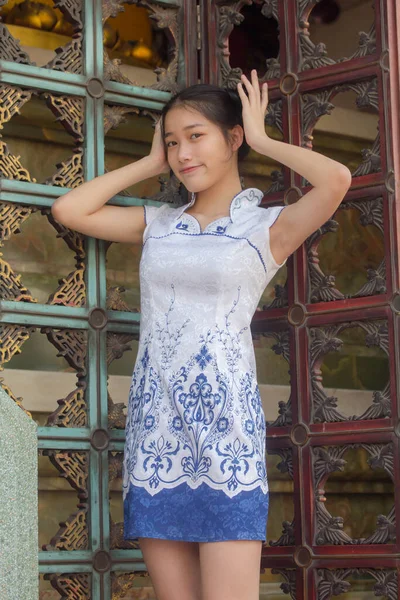 Ασία Thai Έφηβος Λευκό Φόρεμα Όμορφο Κορίτσι Χαμόγελο Και Χαλαρώσετε — Φωτογραφία Αρχείου