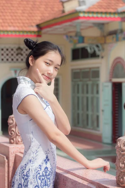Asien Thai Tonåring Vit Klänning Vacker Flicka Leende Och Koppla — Stockfoto