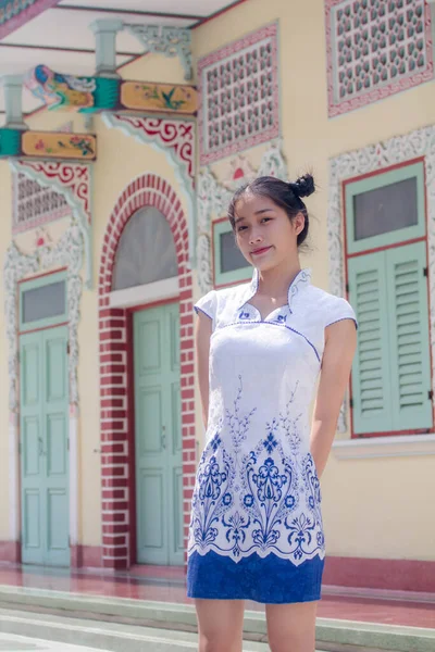 Asiático Tailandés Adolescente Blanco Vestido Hermosa Chica Sonrisa Relajarse —  Fotos de Stock