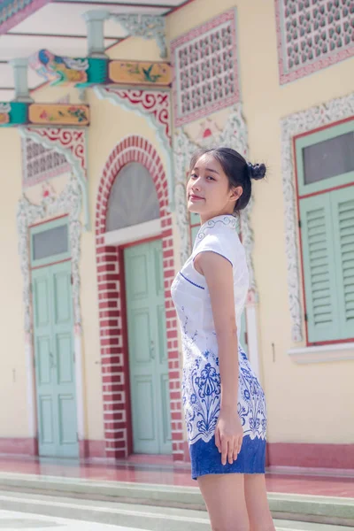 Asiático Tailandés Adolescente Blanco Vestido Hermosa Chica Sonrisa Relajarse —  Fotos de Stock