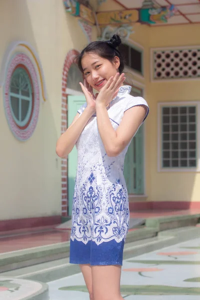 Ásia Tailandês Adolescente Branco Vestido Bonito Menina Sorriso Relaxar — Fotografia de Stock