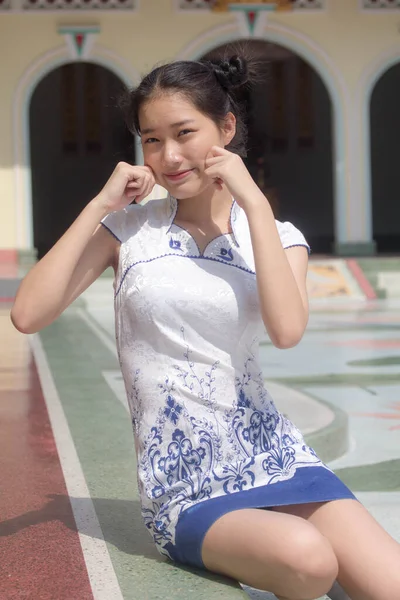 Ασία Thai Έφηβος Λευκό Φόρεμα Όμορφο Κορίτσι Χαμόγελο Και Χαλαρώσετε — Φωτογραφία Αρχείου