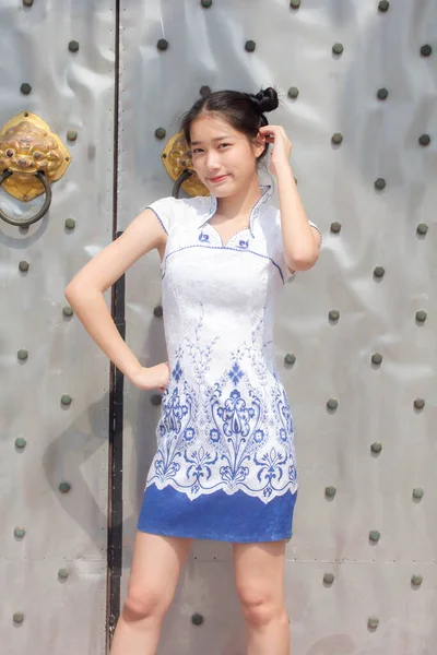 Asia Thai Teen Robe Blanche Belle Fille Sourire Détendre — Photo