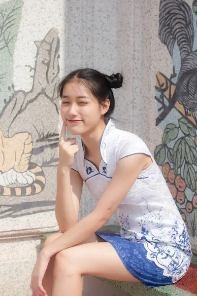 Ásia Tailandês Adolescente Branco Vestido Bonito Menina Sorriso Relaxar — Fotografia de Stock