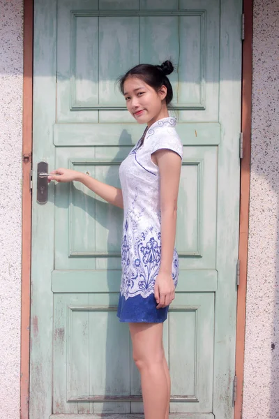 Ásia Tailandês Adolescente Branco Vestido Bonito Menina Sorriso Relaxar — Fotografia de Stock