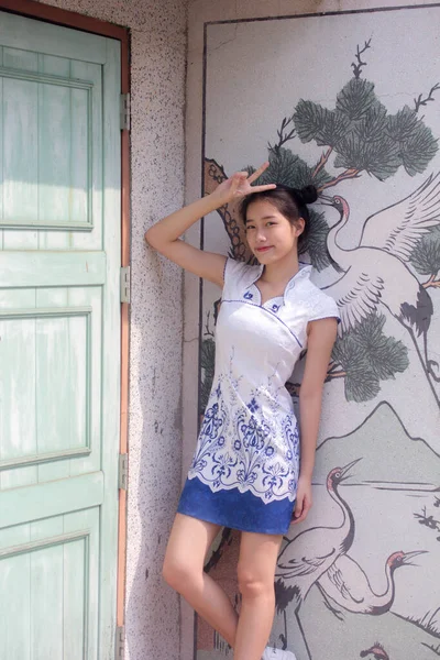 Asias Thai Tenåring Hvit Kjole Vakker Jente Smil Slapp – stockfoto
