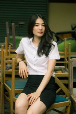 Yetişkin öğrenci üniforması güzel kız gülümse ve rahatla.