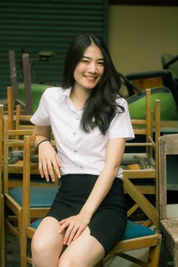 Yetişkin öğrenci üniforması güzel kız gülümse ve rahatla.