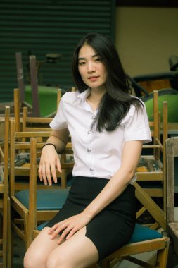 Yetişkin öğrenci üniforması güzel kız gülümse ve rahatla.