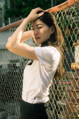 Yetişkin öğrenci üniforması güzel kız gülümse ve rahatla.