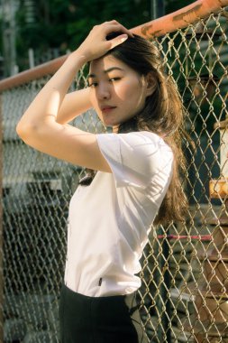 Yetişkin öğrenci üniforması güzel kız gülümse ve rahatla.