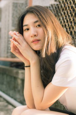 Yetişkin öğrenci üniforması güzel kız gülümse ve rahatla.