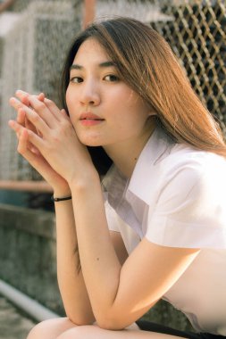 Yetişkin öğrenci üniforması güzel kız gülümse ve rahatla.