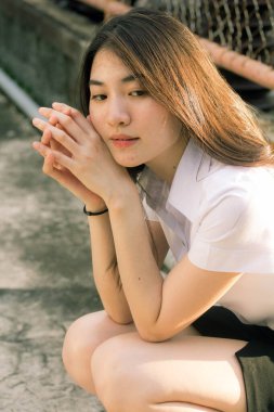 Yetişkin öğrenci üniforması güzel kız gülümse ve rahatla.