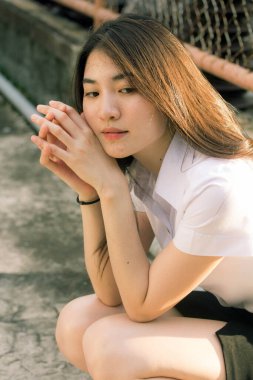 Yetişkin öğrenci üniforması güzel kız gülümse ve rahatla.