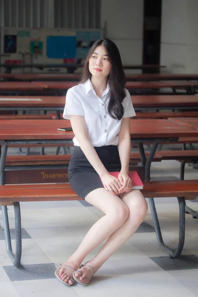 Tailandês Estudante Universitário Feminino Descansando — Fotografia de Stock