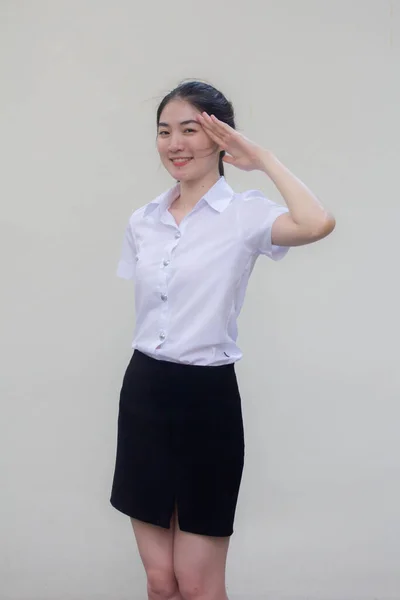 Tajski Dorosły Student Uniwersytet Mundur Piękny Dziewczyna Salut — Zdjęcie stockowe