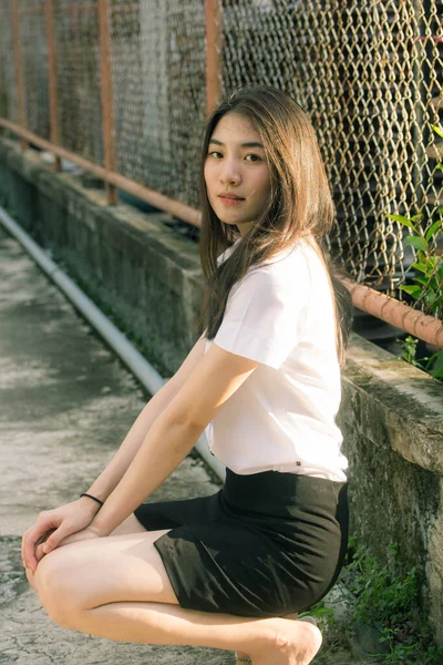 Tailandês Adulto Estudante Universidade Uniforme Bela Menina Sorriso Relaxar — Fotografia de Stock