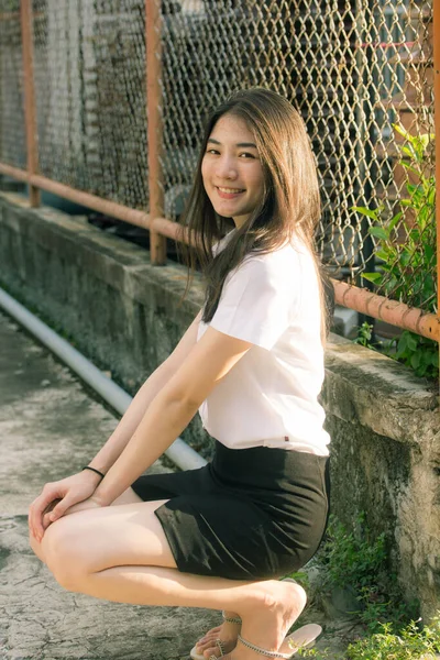 Tailandês Adulto Estudante Universidade Uniforme Bela Menina Sorriso Relaxar — Fotografia de Stock