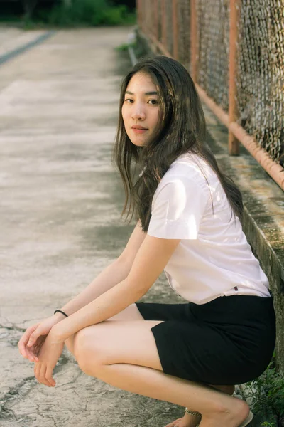 Tailandês Adulto Estudante Universidade Uniforme Bela Menina Sorriso Relaxar — Fotografia de Stock