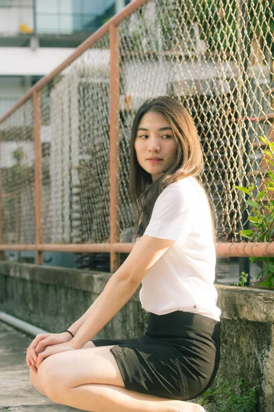 Thai Felnőtt Diák Egyetemi Egyenruha Gyönyörű Lány Mosoly Pihenés — Stock Fotó