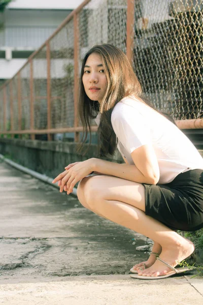 Tailandês Adulto Estudante Universidade Uniforme Bela Menina Sorriso Relaxar — Fotografia de Stock