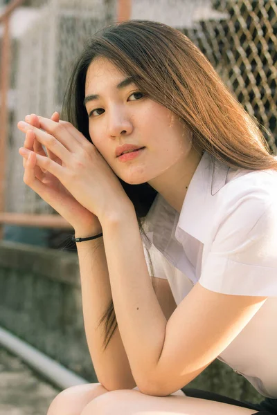 Yetişkin öğrenci üniforması güzel kız gülümse ve rahatla.