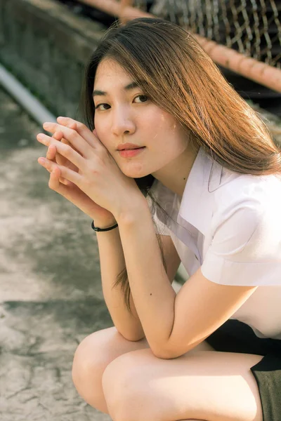 Thai Adulte Étudiant Université Uniforme Belle Fille Sourire Détendre — Photo