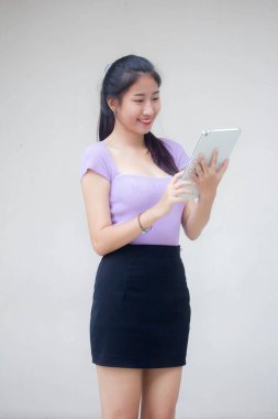 Taylandlı yetişkin ofis kızının tabletini kullanarak portresi