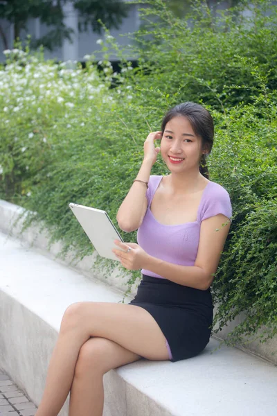 Portrait Thai Adulte Fille Bureau Utilisant Tablette — Photo