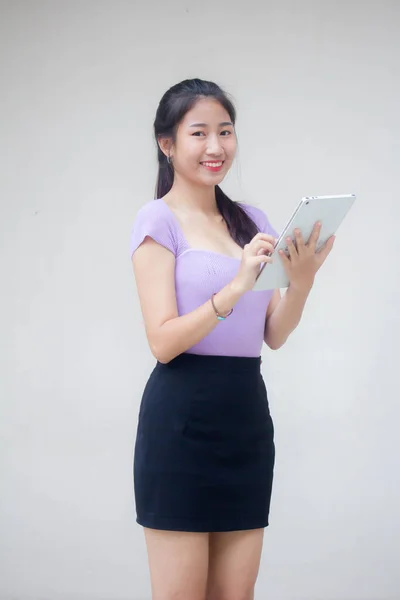 泰国人办公室女孩用平板电脑的肖像 — 图库照片