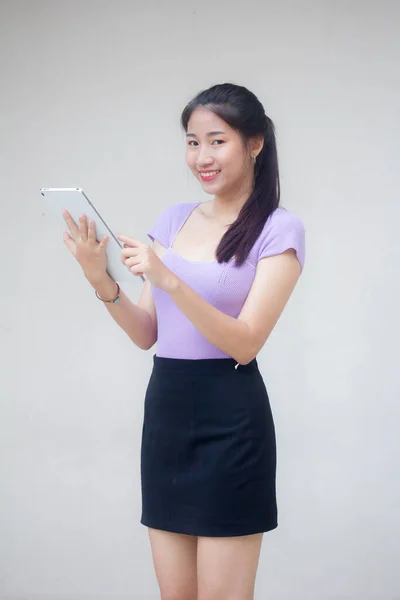 Porträt Eines Erwachsenen Thailändischen Büromädchens Mit Ihrem Tablet — Stockfoto