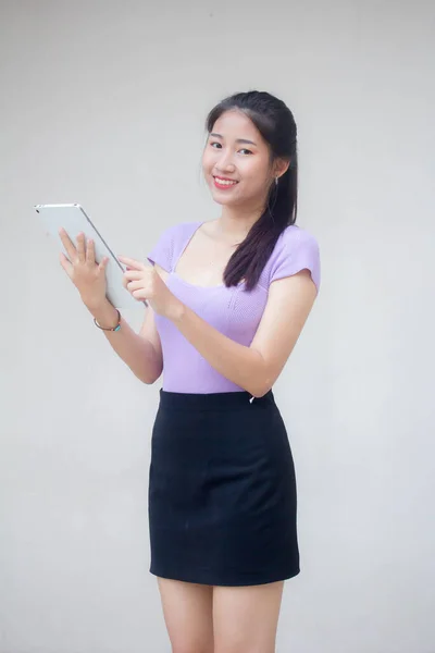 Porträt Eines Erwachsenen Thailändischen Büromädchens Mit Ihrem Tablet — Stockfoto
