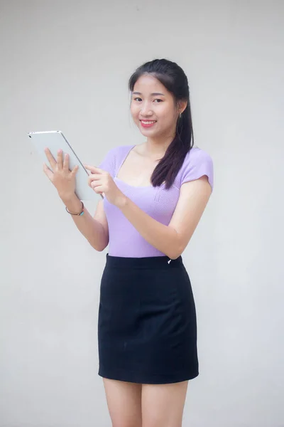 Πορτρέτο Του Thai Ενηλίκων Κορίτσι Γραφείο Χρησιμοποιώντας Tablet Της — Φωτογραφία Αρχείου