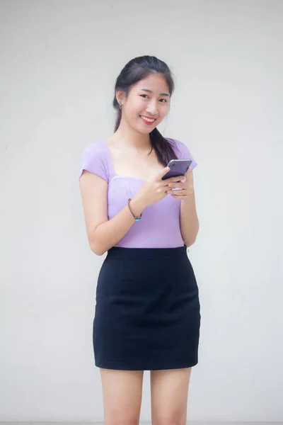 Retrato Tailandês Adulto Escritório Menina Usando Seu Telefone Sorriso — Fotografia de Stock