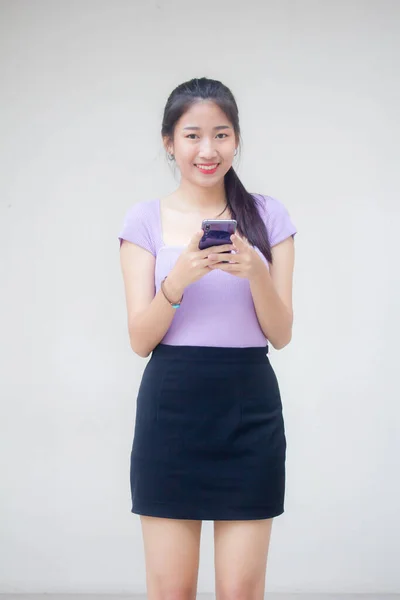 Ritratto Thai Adulto Ufficio Ragazza Utilizzando Suo Telefono Sorriso — Foto Stock